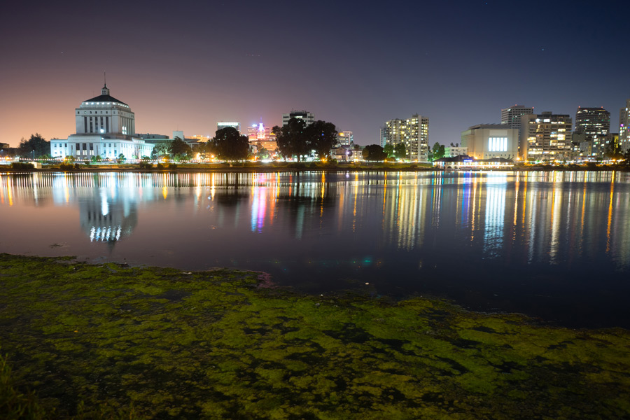Smooth-water-of-Lake-Merritt-in-front-of-Oakland