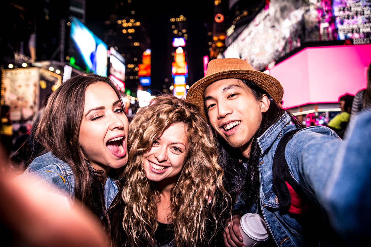 people_enjoying_times_square