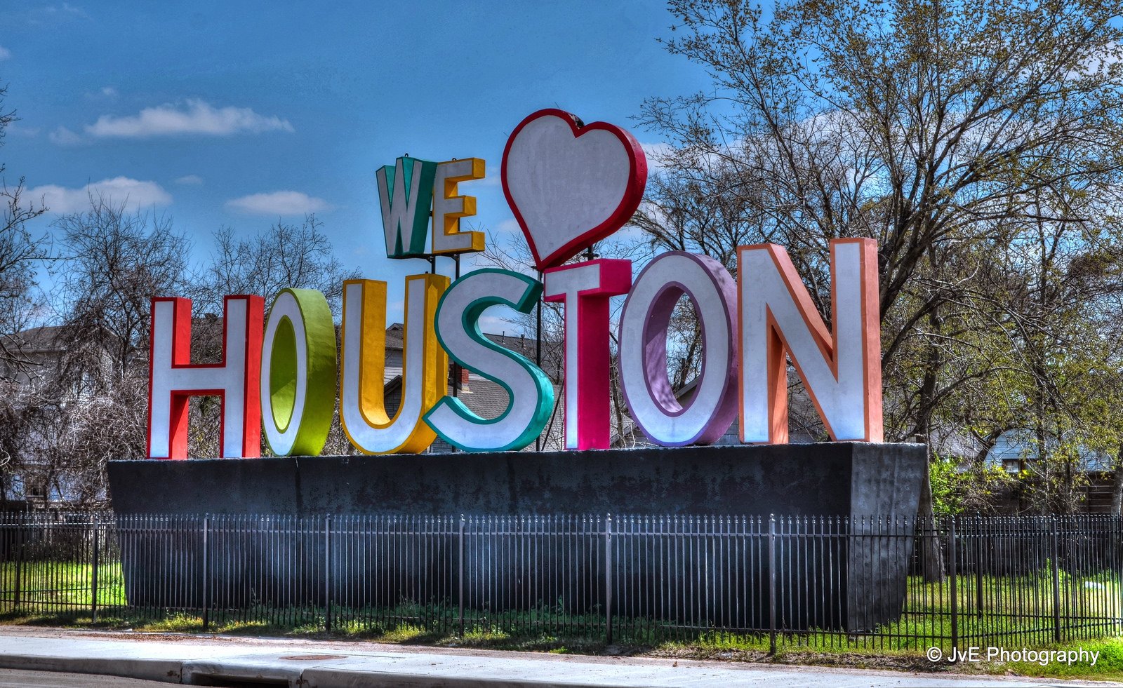 we-heart-houston-statue